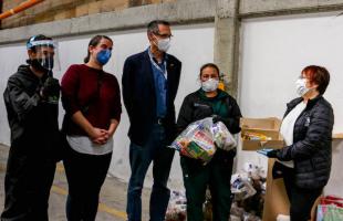 Embajador de Alemania entregó kits de bioseguridad y mercados a recicladores de oficio en Bogotá