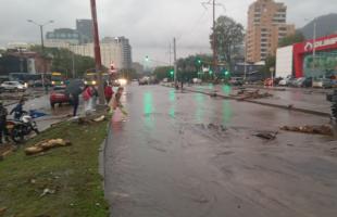 Trabajadores de Promoambiental limpian las calles llenas de lodo y madera.