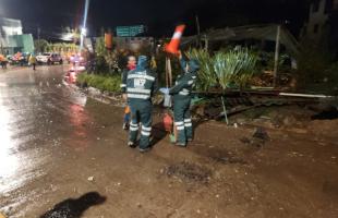 Trabajadores de Promoambiental limpian las calles llenas de lodo y madera.