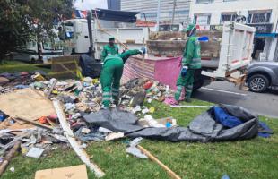 Operadores de aseo de Bogotá recogen residuos abandonados en los separadores viales de la Autopista Norte entre calle 116 y 183