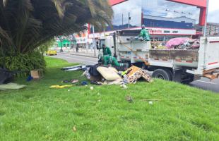 Operadores de aseo de Bogotá recogen residuos abandonados en los separadores viales de la Autopista Norte entre calle 116 y 183