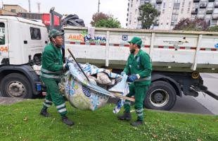 Operadores de aseo de Bogotá recogen residuos abandonados en los separadores viales de la Autopista Norte entre calle 116 y 183