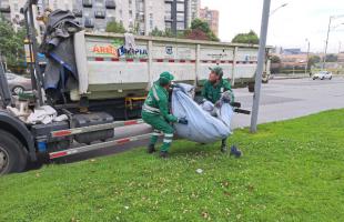 Operadores de aseo de Bogotá recogen residuos abandonados en los separadores viales de la Autopista Norte entre calle 116 y 183