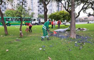 Operadores de aseo de Bogotá recogen residuos abandonados en los separadores viales de la Autopista Norte entre calle 116 y 183