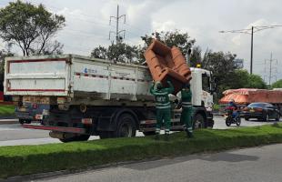 Operadores de aseo de Bogotá recogen residuos abandonados en los separadores viales de la Autopista Norte entre calle 116 y 183