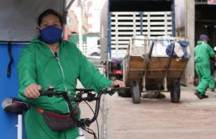 Recicladores de Bosa y Ciudad Bolívar reciben triciclos eléctricos para desarrollar su labor