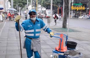 Quienes barren la ciudad caminan más de 14 kilómetros cada día