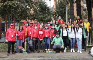 La directora de la UAESP, Luz Amanda Camacho, en compañía del equipo que participó en la  Limpiatón, en el marco del cumpleaños 484 de Bogotá.