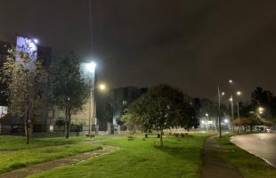 Zonas verdes y espacios deportivos del Parque Buganviles hoy tienen luces led que permiten mejor visibilidad y mayor percepción de los colores en horas nocturnas, una mejora significativa que impacta en los ciudadanos que acuden a este lugar y la percepción de mayor seguridad. 