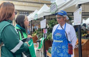 Profesionales de la Uaesp, dialogan con una comerciante