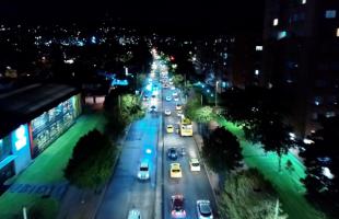 Imagen aérea de la Calle 134 con Carrera 55 en el barrio San Rafael de Suba. En este corredor vial se instalaron 222 luminarias en tecnología led entre la Autopista Norte y la Avenida Boyacá.