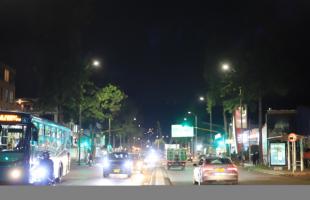 Imagen de la Calle 134 con Carrera 60 en el barrio Atenas de Suba. En esta fotografía se evidencia el separador central y la nueva iluminación cien por ciento en luz blanca.