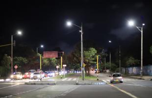 Imagen de la Calle 138 con Carrera 55. En esta fotografía se evidencia el separador central, la ciclorruta y espacios peatonales que cuentan con mejor iluminación. 