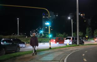 Imagen de una mujer caminando en la Calle 138.