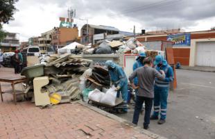 Ciudadanos disponiendo residuos de construcción en un Ecopunto.