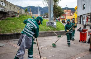 Operarios barriendo el espacio público.