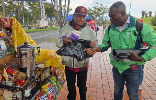 Gestor de la UAESP sensibilizando a la comunidad sobre separación de residuos.