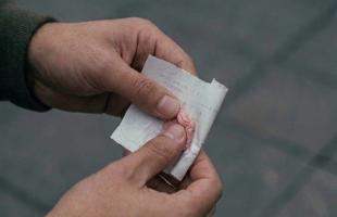 Chicle envuelto en papel