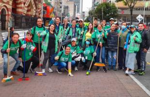 Varias colaboradores de la UAESP, con escoba en mano, participaron en la gran jornada de limpieza, recolección y sensibilización en un tramo peatonal de la Carrera Séptima en el centro de Bogotá.