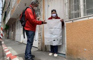 Señor entregando bolsa de reciclaje