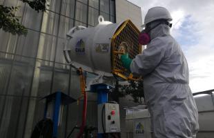 Con potente turbina sigue la desinfección del espacio público