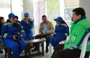 El director de la UAESP, Juan Carlos López, escucha a los habitantes de Mochuelo Alto y Bajo durante su visita a esta zona del sur de Bogotá, aledaña a Doña Juana.