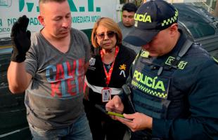 Policía y funcionario distrital