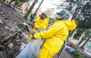 La UAESP adelanta operativo especial de limpieza para recuperar  el Parque Nacional de Bogotá