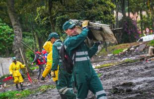 La UAESP adelanta operativo especial de limpieza para recuperar  el Parque Nacional de Bogotá