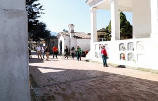 Una usuaria del Cementerio Distrital Central se persigna y ora frente a una bóvedas de uno de los mausoleos. 