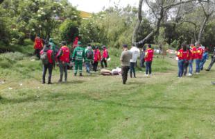 Operadores de aseo Área Limpia y Promoambiental realizan recolección en los separadores ubicados en la Autopista Norte.