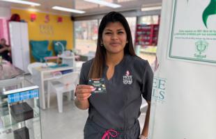 Personas que recibieron el imán con los horarios y frecuencias de recolección.