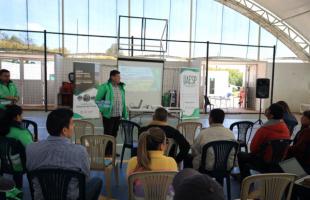 Director de la UAESP, Juan Carlos López, en la Rendición de Cuentas a la comunidad de Mochuelo, al interior del Centro Multipropósito.