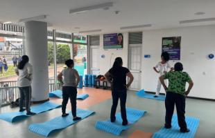 Mujeres de la comunidad de Mochuelo practican yoga en la Manzana del Cuidado.