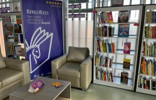 La Manzana del Cuidado Mochuelos cuenta con un espacio de lectura de BIBLIORED, en el que los jóvenes, adultos y adultos mayores pueden acceder a libros de diferentes temáticas. 