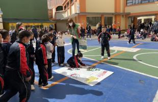 Estudiantes haciendo actividades pedagógicas sobre separación de residuos en el colegio Nuestra Señora del Rosario, localidad Puente Aranda.