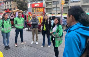 Colaboradora de la UAESP lidera la Campaña Bogotá No Es Un Cenicero, en la zona de rumba de Galerías.