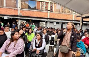 Recicladora con micrófono en mano, pregunta al directivos UAESP