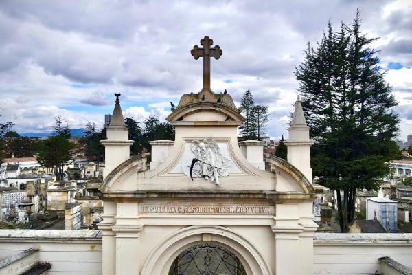 Fachada Cementerio Central 