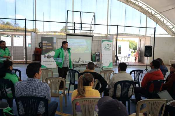 Director de la UAESP, Juan Carlos López, en la Rendición de Cuentas a la comunidad de Mochuelo, al interior del Centro Multipropósito.