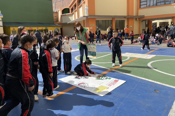 Estudiantes haciendo actividades pedagógicas sobre separación de residuos en el colegio Nuestra Señora del Rosario, localidad Puente Aranda.