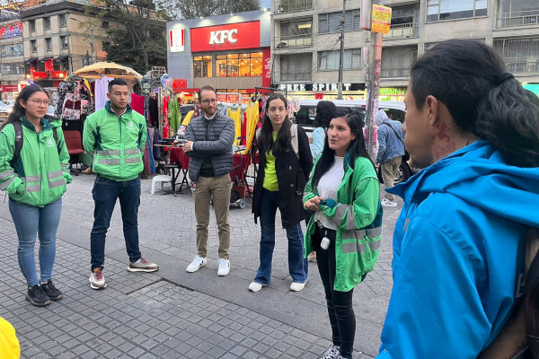 Colaboradora de la UAESP lidera la Campaña Bogotá No Es Un Cenicero, en la zona de rumba de Galerías.